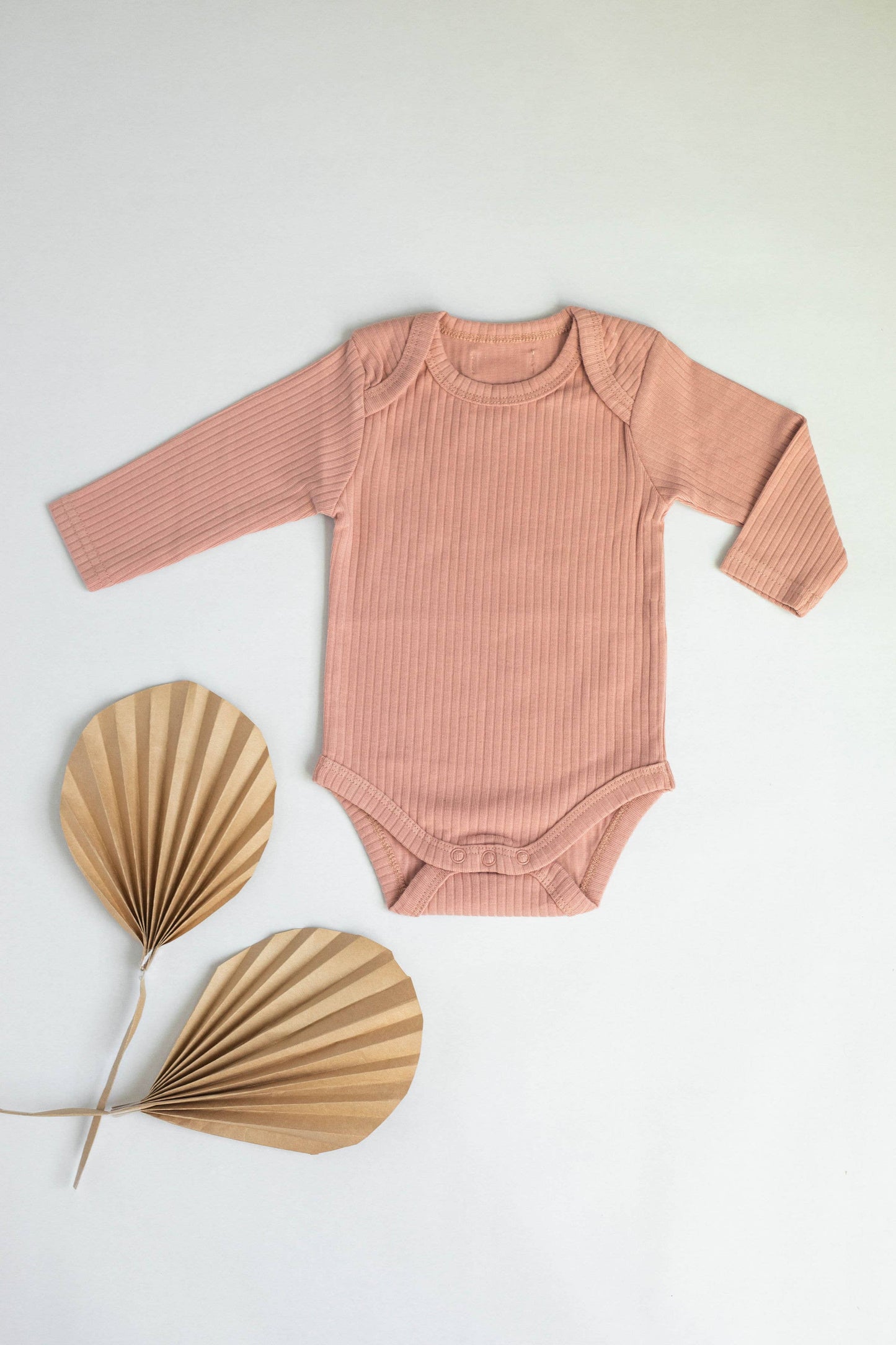 Baby organic cotton ribbed bodysuit: Clay