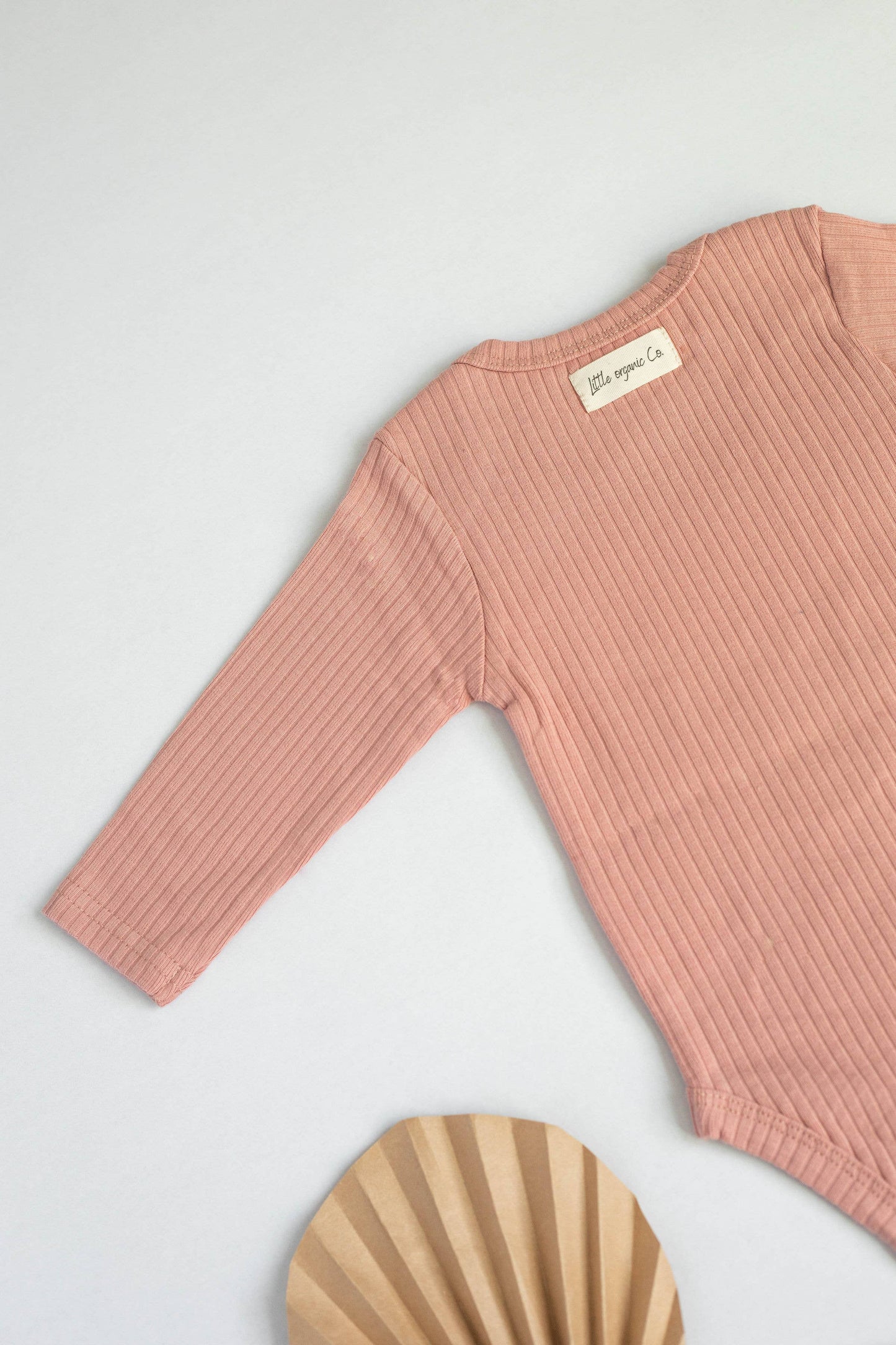 Baby organic cotton ribbed bodysuit: Clay