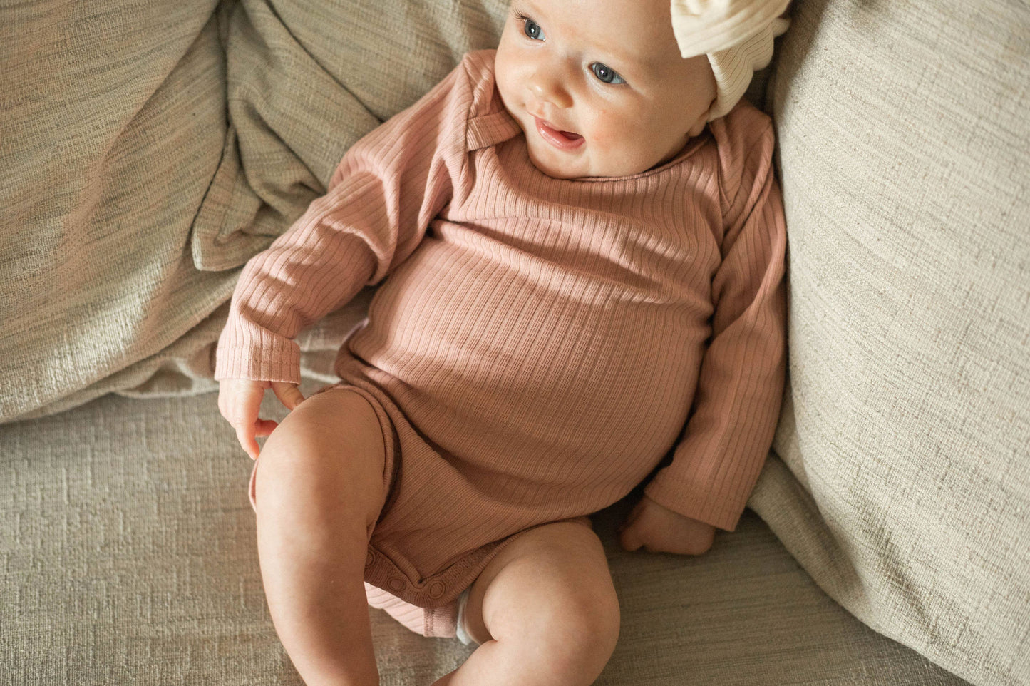 Baby organic cotton ribbed bodysuit: Clay