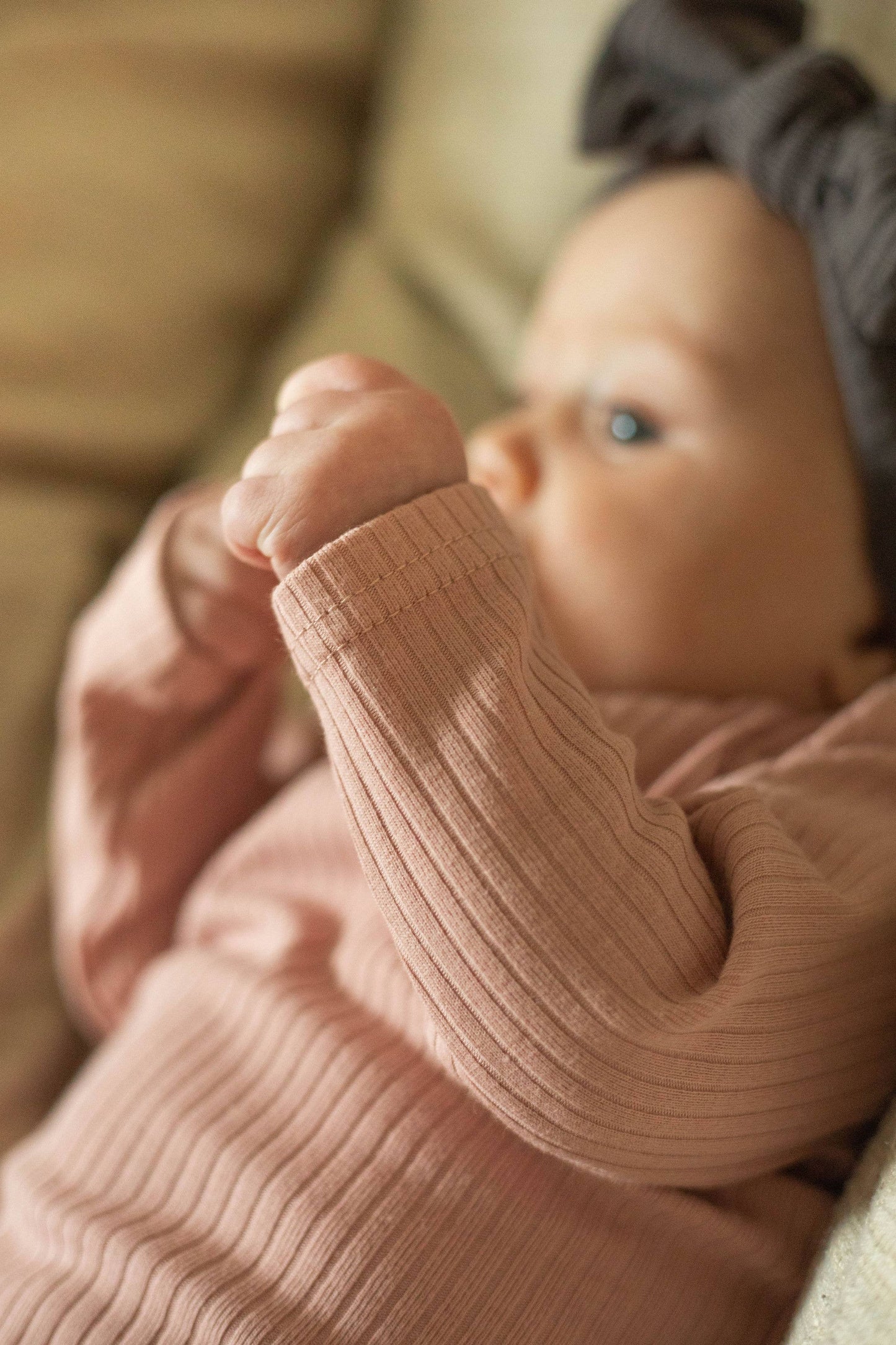 Baby organic cotton ribbed bodysuit: Clay