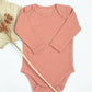 Baby organic cotton ribbed bodysuit: Clay